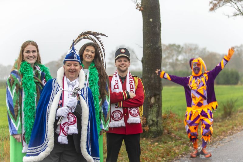 De Prins met hofdames, pliessie en nar op de groepsfoto van het Leutteam voor carnaval 2026
